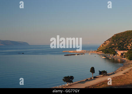 Katelios Strand und Hafen auf der griechischen Insel Kefalonia, Griechenland, Europa-EU. Stockfoto