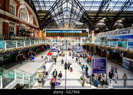 London, UK - 25. Juni 2016 - Pendler Spaziergang durch Liverpool Street Station Stockfoto