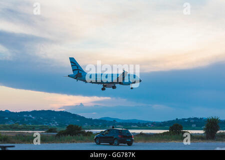 Flughafen Korfu, Griechenland - 30. Juni 2011: Airbus A319 der Ägäis Unternehmen am Flughafen Corfu Stockfoto