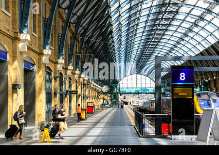 London, UK - 5. Juli 2016 - Reisende weitergeben Plattformen in Kings Cross Bahnhof Stockfoto