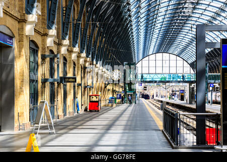 Plattformen in Kings Cross Bahnhof in London, UK Stockfoto
