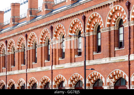 Fassade des Bahnhofs St Pancras in London, Großbritannien Stockfoto