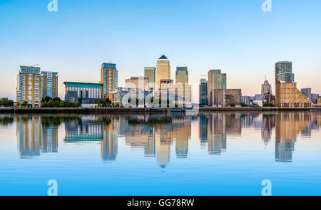 Panoramablick von Canary Wharf, Finanzzentrum in London bei Sonnenuntergang Stockfoto