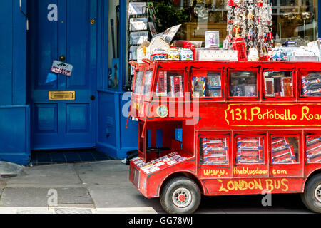 London, UK - 13. Juli 2016 - roten Doppeldecker Modell gefüllt mit englischen Souvenirs auf der Portobello Road in Notting Hill Stockfoto