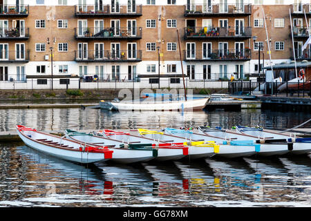 Reihe von Boote geschmückt mit verschiedenen Farben, Ankern in äußeren Millwall Dock in London Stockfoto