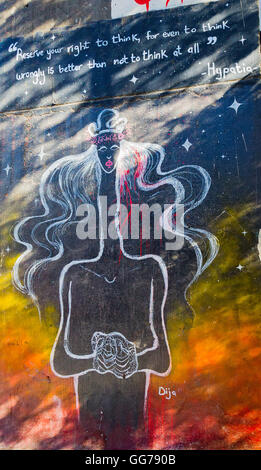 Ägypten, Kairo, Graffiti von "Women on Wände Unchained Initiative", "Hypatia" von Khadija Mostafa. Stockfoto