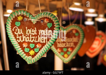 Traditionelle deutsche handgefertigte Lebkuchenherz als Weihnachtsdekoration verwendet Stockfoto