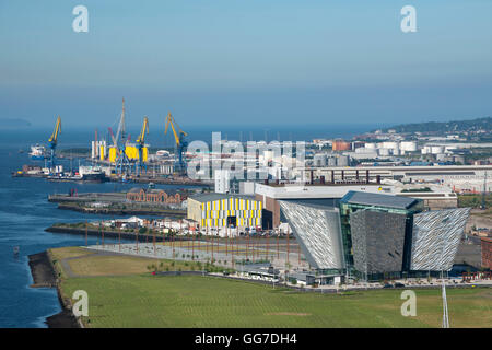 Blick auf das Titanic-Gebäude mit den Harland- und Wolff-Kranen, Belfast Stockfoto