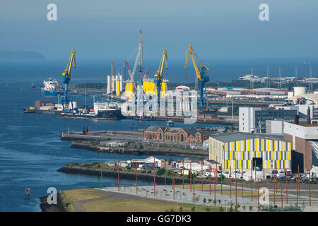 Blick auf das Titanic-Gebäude mit den Harland- und Wolff-Kranen, Belfast Stockfoto