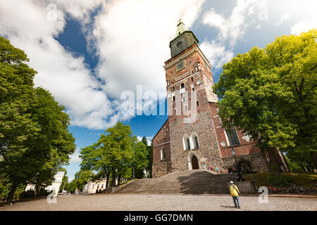 Dom von Turku an sonnigen Tag mit blauen bewölkten Himmel im Hintergrund und Platz im Vordergrund Stockfoto