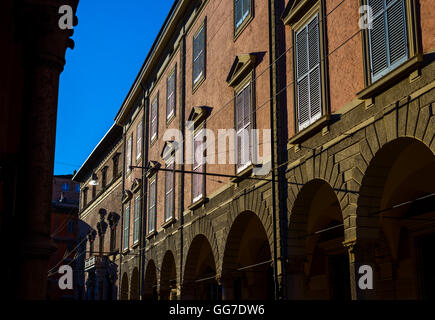 Typische italienische Fassade in einer Straße von Bologna bei Sonnenuntergang. Emilia-Romagna. Italien. Stockfoto