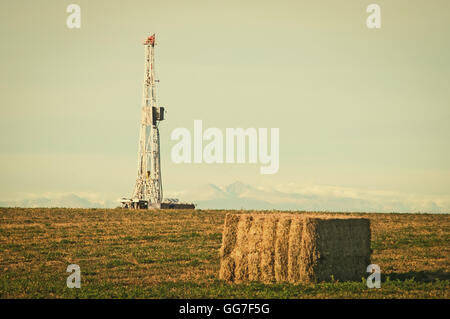 Bohranlage ein Luzerne Gebiet östlich der Rocky Mountains im zentralen Colorado, USA gegründet. Retro-Instagram aussehen. Stockfoto