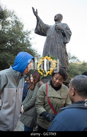 Schwarze Schüler sprechen neben Martin Luther King-Statue an der Universität von Texas in Austin Campus vor dem MLK Tag März. Stockfoto