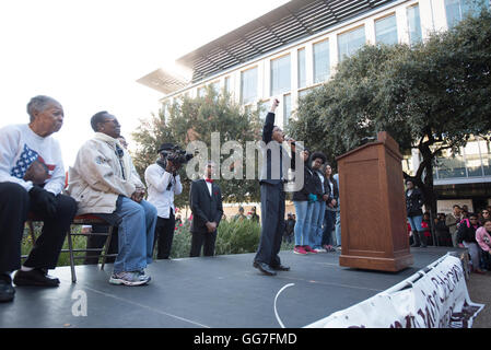 Junge schwarze Studentin spricht zum Publikum während Oratorium Wettbewerb bei Martin Luther King Day Feier in Austin, Texas Stockfoto