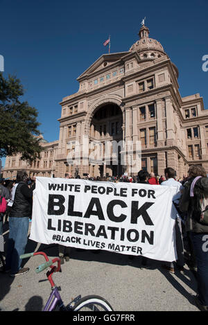 Demonstranten an Martin Luther King Day Rallye halten Banner unterstützen schwarzen Leben egal an der State Capitol Gebäude in Austin Stockfoto