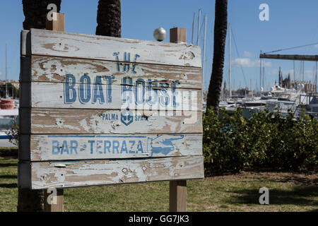 Das Bootshaus Bar und Terraza rustikale Schild Restaurant an der Strandpromenade von Palma De Mallorca Stockfoto