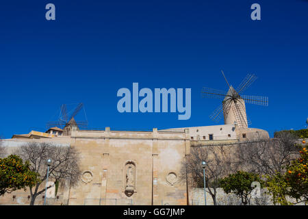 Windmühlen am Paseo Maritimo, Palma, Plaza Santo Domingo De La Calzada, Palma, Mallorca, Spanien – Balearen Stockfoto