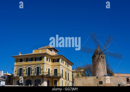 Windmühlen am Paseo Maritimo, Palma, Plaza Santo Domingo De La Calzada, Palma, Mallorca, Spanien – Balearen Stockfoto