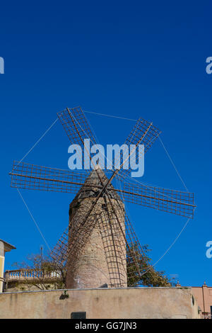 Windmühlen am Paseo Maritimo, Palma, Plaza Santo Domingo De La Calzada, Palma, Mallorca, Spanien – Balearen Stockfoto