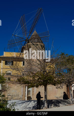 Windmühlen am Paseo Maritimo, Palma, Plaza Santo Domingo De La Calzada, Palma, Mallorca, Spanien – Balearen Stockfoto