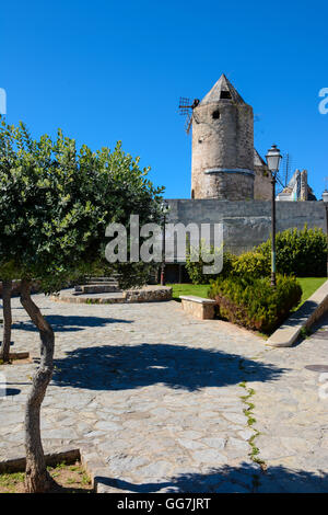 Windmühlen am Paseo Maritimo, Palma, Plaza Santo Domingo De La Calzada, Palma, Mallorca, Spanien – Balearen Stockfoto