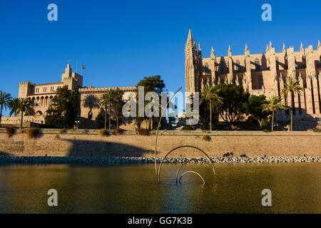 Palacio Real De La Almudaina neben der Kathedrale von Santa Maria von Palma (La Seu), Mallorca, Palma, Spanien – Königspalast Stockfoto