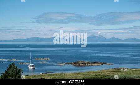 Blick auf die Paps of Jura Berge auf der Insel Jura von der Halbinsel Kintyre in Argyll and Bute, Inneren Hebriden, Schottland Stockfoto