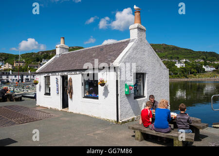 Kaufen Sie auf der Hafenseite in Tarbert auf der Halbinsel Kintyre in Argyll and Bute in Schottland, Vereinigtes Königreich ein Stockfoto