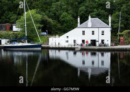 Cafe reflektiert neben Becken auf Crinan Canal in Argyll and Bute in Schottland, Vereinigtes Königreich Stockfoto