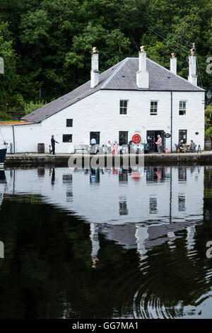 Cafe reflektiert neben Becken auf Crinan Canal in Argyll and Bute in Schottland, Vereinigtes Königreich Stockfoto