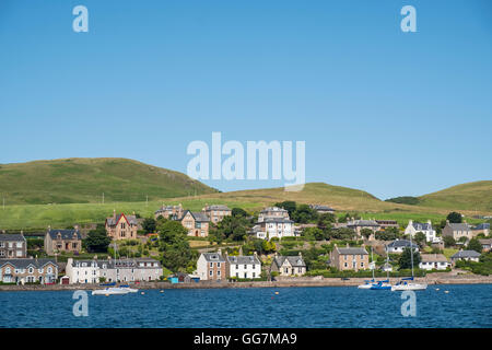 Blick auf Häuser neben Hafen von Campbeltown auf der Halbinsel Kintyre in Argyll and Bute in Schottland, Vereinigtes Königreich Stockfoto
