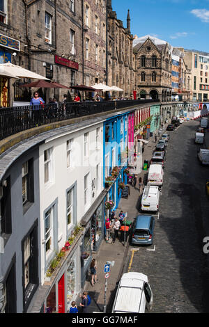 Blick hinunter auf die Geschäfte an der historischen Victoria Street in der Old Town von Edinburgh, Schottland, Vereinigtes Königreich Stockfoto