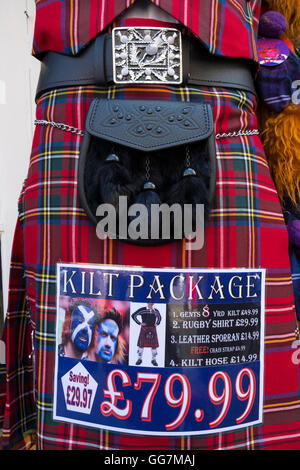 Nahaufnahme eines traditionellen schottischen Tartan Kilt und Sporran-Paket für den Verkauf im Souvenirladen in Edinburgh, Schottland, Vereinigtes Königreich Stockfoto