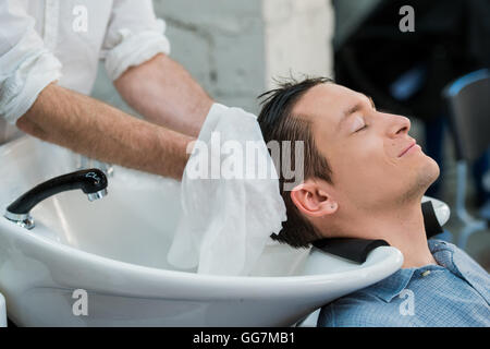 Friseur waschen Kundenhaar im Friseurladen Stockfoto