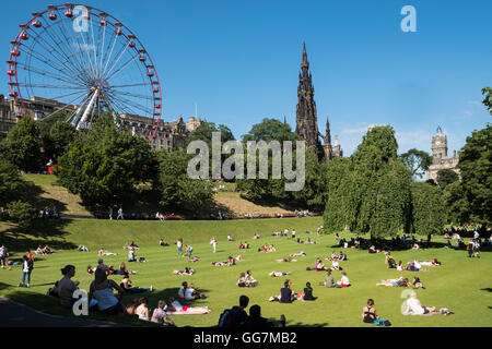 Heißes Sommerwetter bringt viele Menschen in Princes Street Gardens in Edinburgh, Schottland, Vereinigtes Königreich Stockfoto