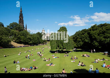 Heißes Sommerwetter bringt viele Menschen in Princes Street Gardens in Edinburgh, Schottland, Vereinigtes Königreich Stockfoto