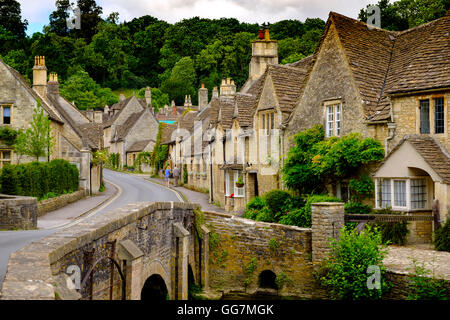 Blick auf das historische Dorf Castle Combe in Cotswolds in Wiltshire, England, Vereinigtes Königreich Stockfoto