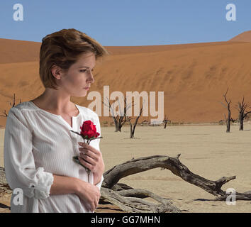 Brunette Modell mit rose Treppe in die Trostlosigkeit im Sossusvlei in Namibia Stockfoto