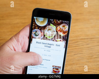 UberEats app für Restaurant-Lieferdienste in New York gezeigt auf einem iPhone 6-smartphone Stockfoto