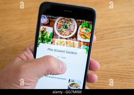 UberEats app für Restaurant-Lieferdienste in London gezeigt auf einem iPhone 6-smartphone Stockfoto