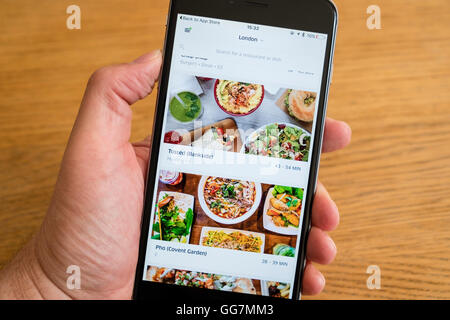 UberEats app für Restaurant-Lieferdienste in London auf ein iPhone 6 Smartphone anzeigen Stockfoto