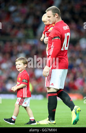 Manchester Uniteds Wayne Rooney mit Söhnen Klay (links) und Kit als er geht auf den Platz vor seinem Testimonial im Old Trafford, Manchester. PRESSEVERBAND Foto. Bild Datum: Mittwoch, 3. August 2016. Vgl. PA Geschichte Fußball Man Utd. Bildnachweis sollte lauten: Peter Byrne/PA Wire. Einschränkungen: EDITORIAL verwenden nur keine unbefugten Audio, Video, Daten, Spielpläne, Verbandsliga/Logos oder "live"-Dienste. Im Spiel Onlinenutzung beschränkt auf 75 Bilder, keine video Emulation. Keine Verwendung in Wetten, Spiele oder Vereinsspieler/Liga/Einzelpublikationen. Stockfoto