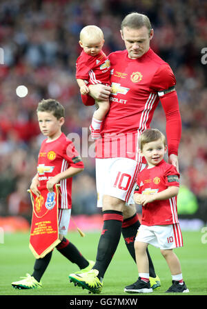 Manchester Uniteds Wayne Rooney mit Söhnen Klay (rechts), Kit und Kai (links), als er geht auf den Platz vor seinem Testimonial im Old Trafford, Manchester. Stockfoto