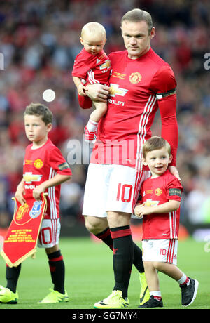 Manchester Uniteds Wayne Rooney mit Söhnen Klay (rechts), Kit und Kai (links), als er geht auf den Platz vor seinem Testimonial im Old Trafford, Manchester. Stockfoto