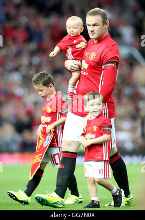 Manchester Uniteds Wayne Rooney mit Söhnen Klay (rechts), Kit und Kai (links), als er geht auf den Platz vor seinem Testimonial im Old Trafford, Manchester. Stockfoto