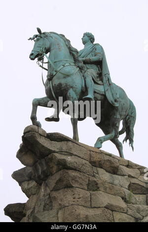 Die Copper Horse equestrian Statue von König Georg III., der sieht die Lange zum Schloss Windsor von Snow Hill, Windsor Great Park, England, UK zu Fuß Stockfoto