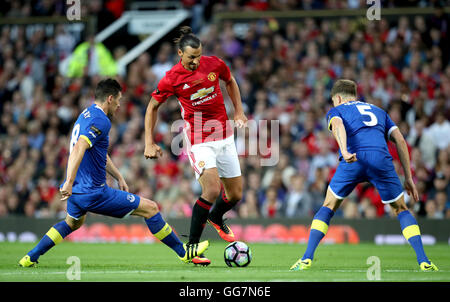 Zlatan Ibrahimovic von Manchester United (Mitte) versucht, während Wayne Rooneys Testimonial in Old Trafford, Manchester, durch Evertons Gareth Barry (links) und John Stones (rechts) zu gelangen. DRÜCKEN SIE VERBANDSFOTO. Bilddatum: Mittwoch, 3. August 2016. Siehe PA-Story SOCCER man Utd. Bildnachweis sollte lauten: Peter Byrne/PA Wire. EINSCHRÄNKUNGEN: Keine Verwendung mit nicht autorisierten Audio-, Video-, Daten-, Fixture-Listen, Club-/Liga-Logos oder „Live“-Diensten. Online-in-Match-Nutzung auf 75 Bilder beschränkt, keine Videoemulation. Keine Verwendung in Wetten, Spielen oder Veröffentlichungen für einzelne Vereine/Vereine/Vereine/Spieler. Stockfoto