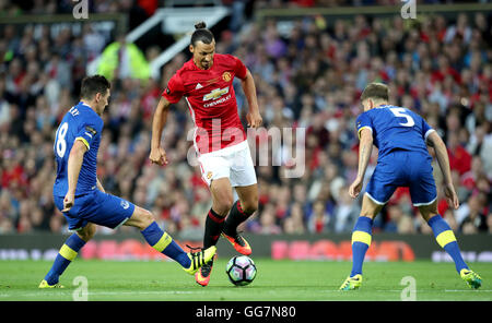 Manchester United Zlatan Ibrahimovic (Mitte) versucht, Everton Gareth Barry (links) und John Steinen (rechts) während Rooneys Testimonial im Old Trafford, Manchester durchdringen. Stockfoto