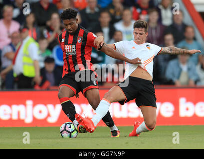 Bournemouths Jordan Ibe (links) von Valencias Jose Gaya während der pre-Season-Spiel im Stadion Vitalität, Bournemouth in Angriff genommen wird. Stockfoto