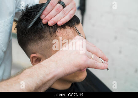 Schuss der Mann seine Haare schneiden immer hautnah Stockfoto